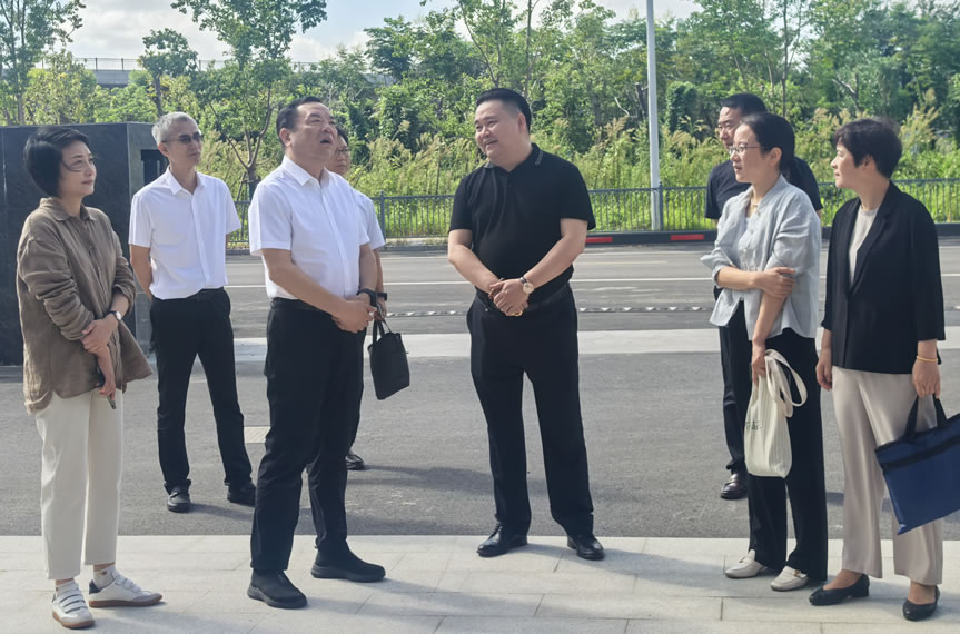 松江區(qū)政協(xié)主席劉其龍親訪(fǎng)赫立元吉總部大樓          